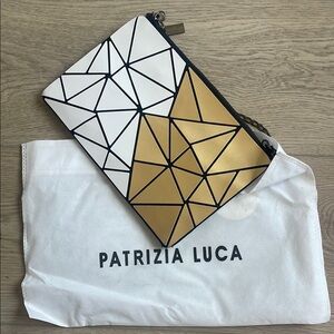 ❤️NEW!!!❤️RARE! Patrizia Luca White and Gold Geometric handbag/wristlet.